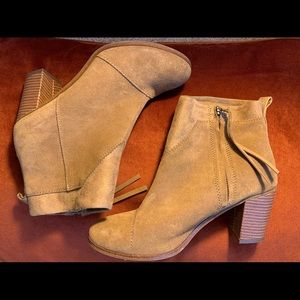 🎁SOLD🎁 TOMS suede boots